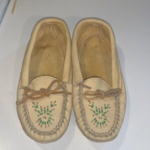 Women’s Hiawatha by Bassein Canada handmade Moccasins